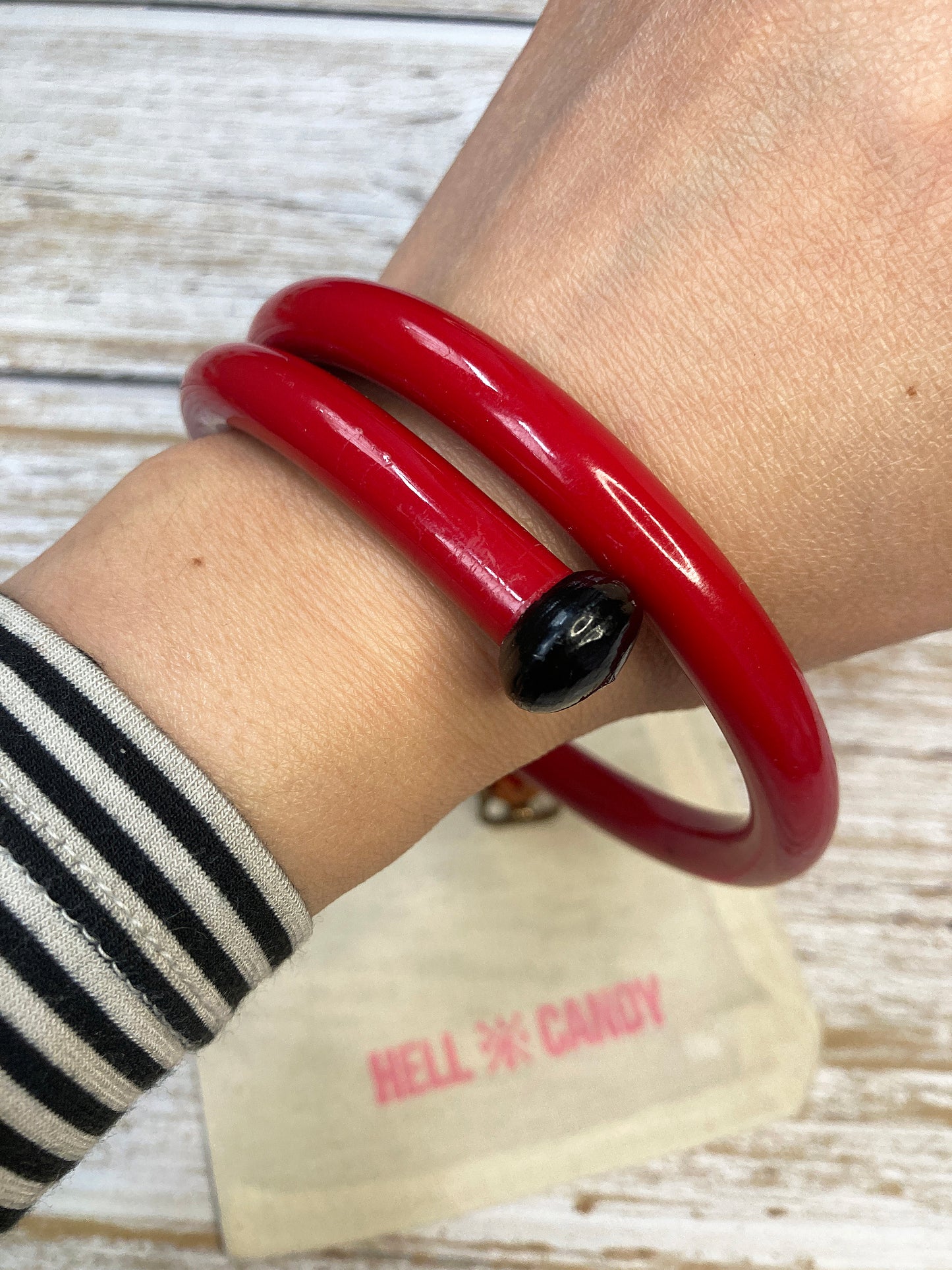 Hellcandy | Knitting Bangle - red with vintage glass charm